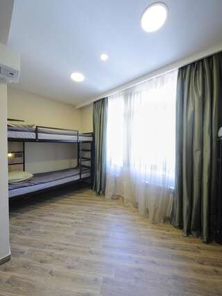 Хостелы Highland Hostel Ереван Кровать в общем 8-местном номере для мужчин и женщин-19