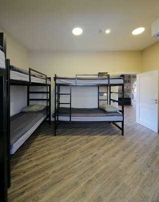 Хостелы Highland Hostel Ереван Кровать в общем 8-местном номере для мужчин и женщин-20