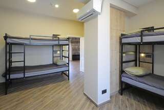 Хостелы Highland Hostel Ереван Кровать в общем 8-местном номере для мужчин и женщин-21