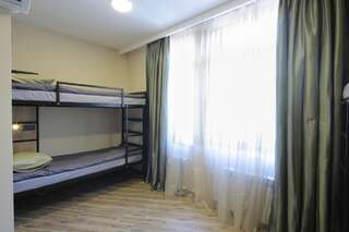 Хостелы Highland Hostel Ереван Кровать в общем 8-местном номере для мужчин и женщин-24
