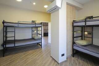 Хостелы Highland Hostel Ереван Кровать в общем 8-местном номере для мужчин и женщин-28
