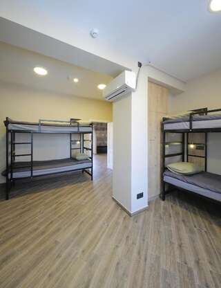 Хостелы Highland Hostel Ереван Кровать в общем 8-местном номере для мужчин и женщин-29