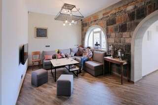 Хостелы Highland Hostel Ереван Кровать в общем 8-местном номере для мужчин и женщин-36